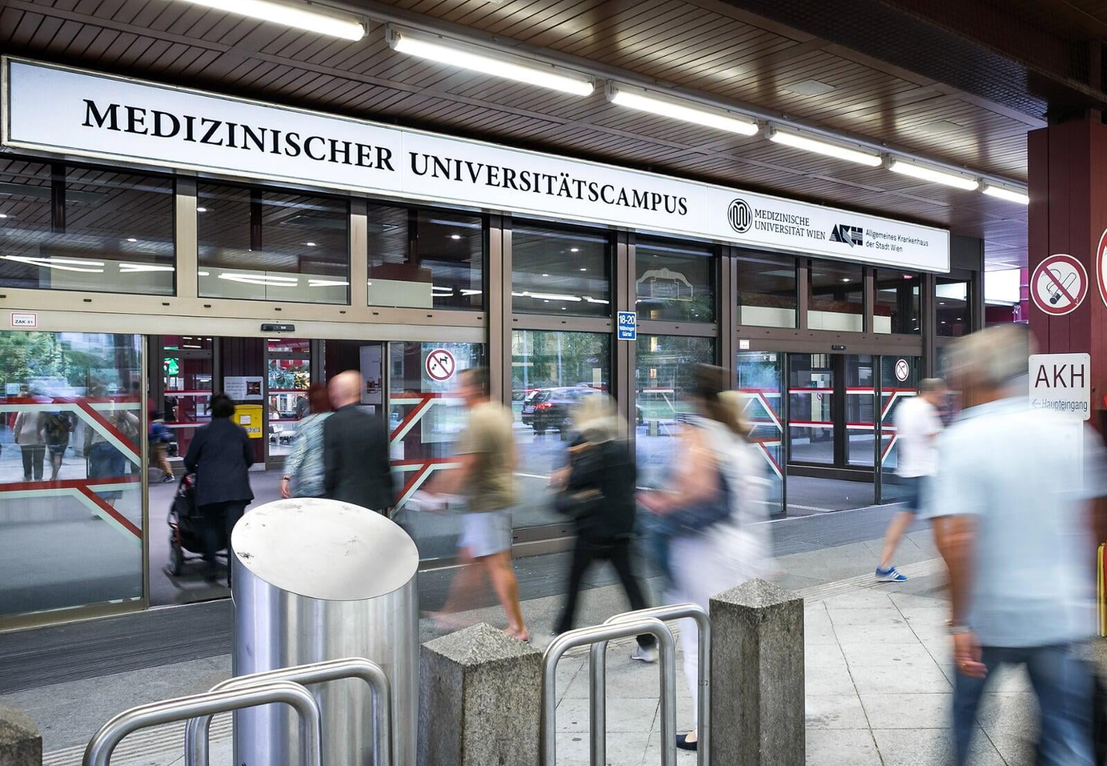 Eingangsbereich des medizinischen Universitätscampus in Wien mit ein paar Menschen davor