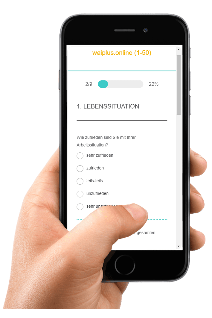 Hand mit Mobiltelefon, auf dem Bildschirm des Telefons sieht man die erste Frage des waiplus.online-Fragebogens zur Lebenssituation. Wie zufrieden sind Sie mit ihrer Arbeitssituation?